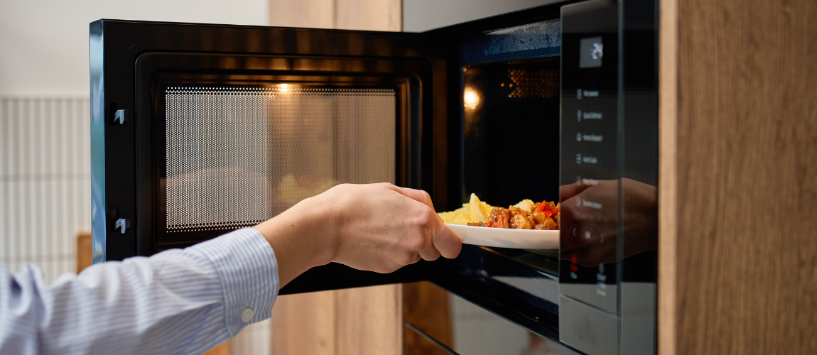 Cel mai bun cuptor cu microunde incorporabil: ce capacitate, grill și diametru alegi in 2026