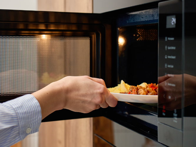 Cel mai bun cuptor cu microunde incorporabil: ce capacitate, grill și diametru alegi in 2026